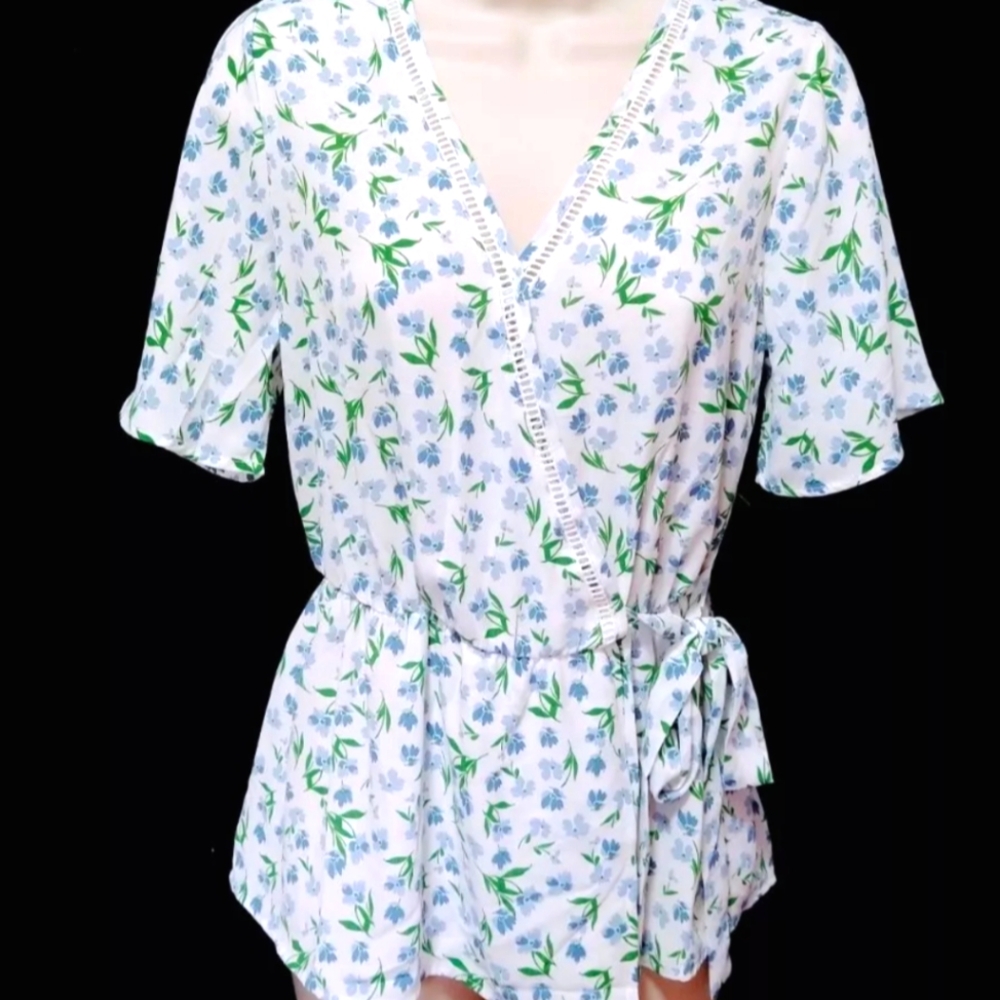 Sienna Sky White Violet Floral Shirt Blouse Women's Sz Small New